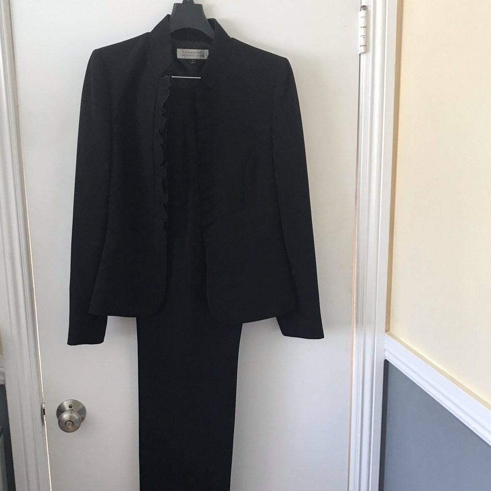 Tahari By Arthur Levine Woman’s Pant Suit.